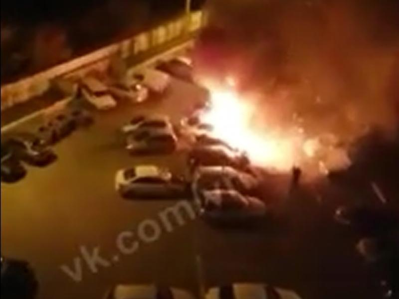Тушение трех горящих иномарок сняли на видео в Воронеже
