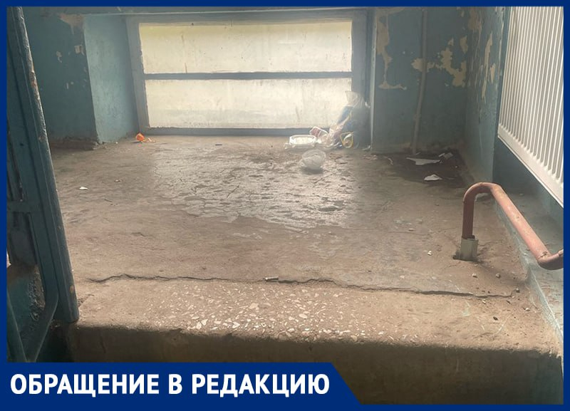 Собаки, бомжи и наркоманы: настоящий ад образовался в подъезде многоэтажки в Воронеже