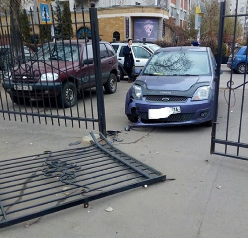 Автомобилистка снесла школьный забор во время парковки в Воронеже