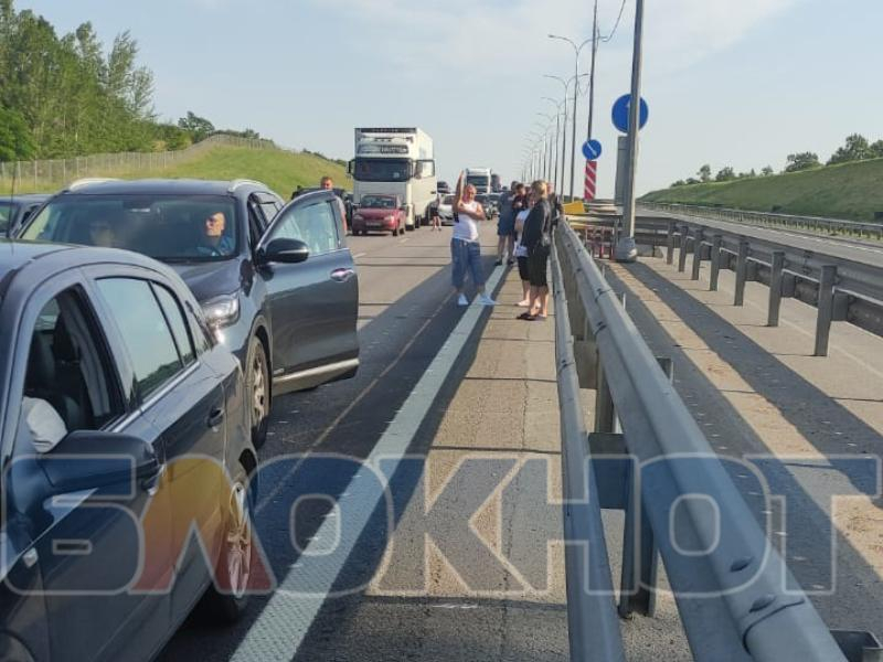 Трасса М-4 перекрыта: гигантские пробки в Воронежской области
