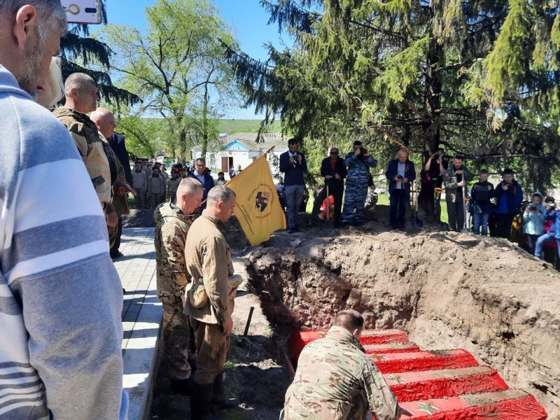 Останки 90 красноармейцев торжественно перезахоронили в Воронежской области