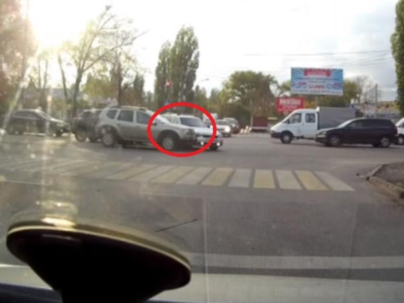Карма жестко наказала водителя за красный свет в Воронеже