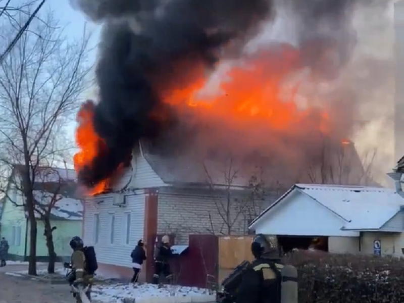 «Дом горит по всей площади»: в одном из районов Воронежа бушует пожар