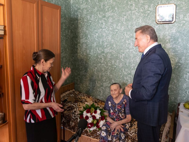 Сенатор Сергей Лукин поздравил со 100-летним юбилеем жительницу Воронежа