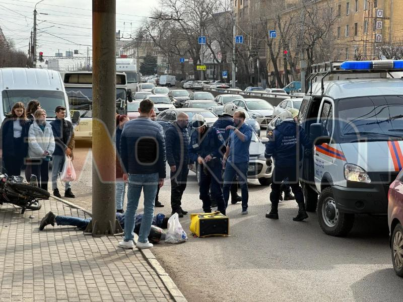 «Не может пошевелить рукой»: у воронежского Автовокзала сбили курьера «Яндекс.Еды»