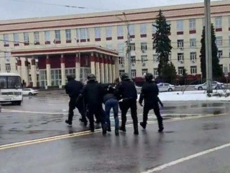 Сторонников Навального задержали у ВГУ