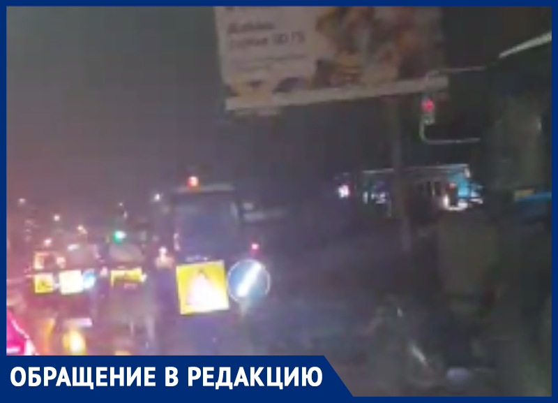«Лучше бы говно так убирали»: подметание луж спровоцировало ночную пробку в Воронеже