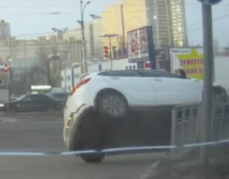 На видео сняли, как машина забирается на высокое ограждение в Воронеже