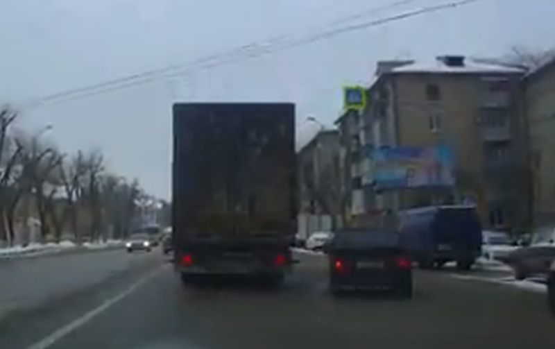 На видео попало, как в Воронеже фура впечаталась в две легковушки