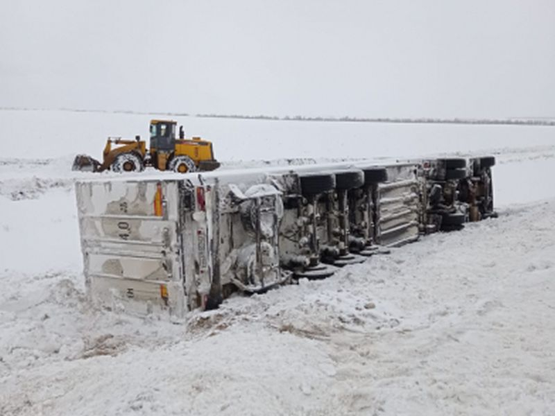 Фура с 8 тоннами мороженного перевернулась в Воронежской области