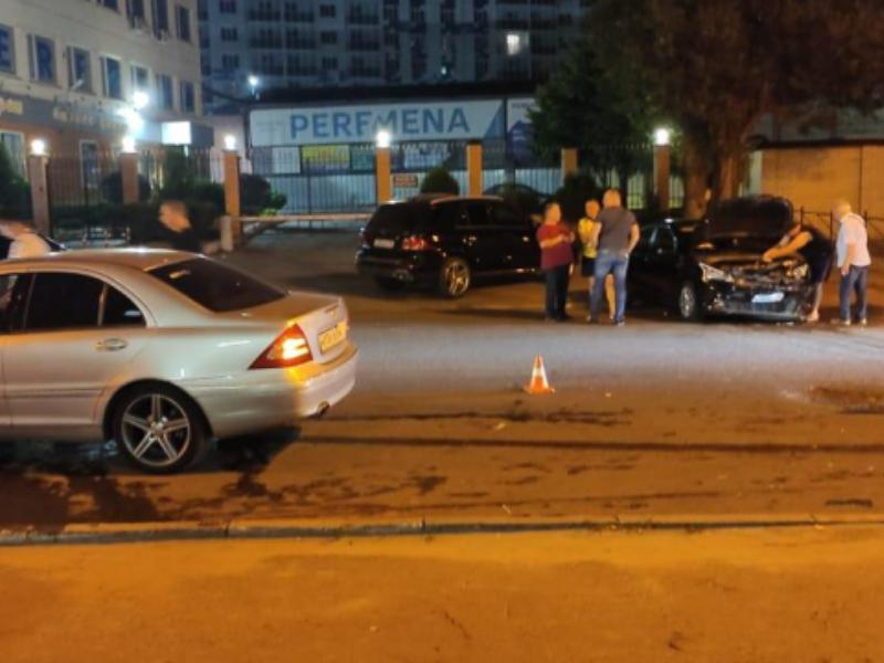 В Воронеже Mercedes выехал на «встречку» и отправил в больницу трех человек