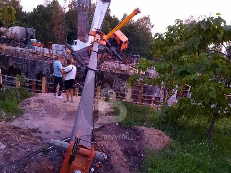 Строительный кран рухнул в сквере у ТЦ «Арена» в Воронеже