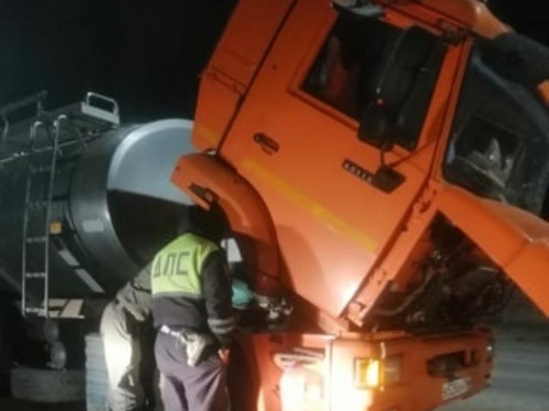 Сотрудники ГИБДД спасли от страшного холода водителя грузовика, сломавшегося в Воронежской области