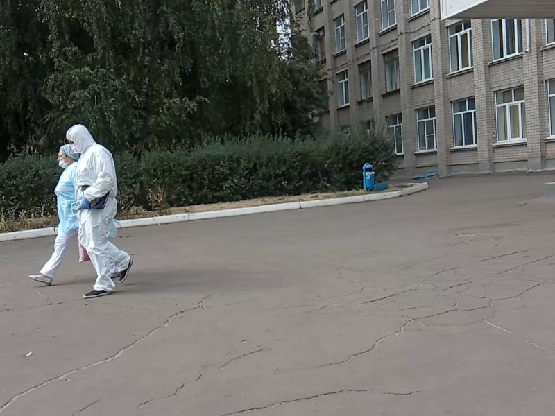 Медики в защитных костюмах нагрянули в среднюю школу Воронежа