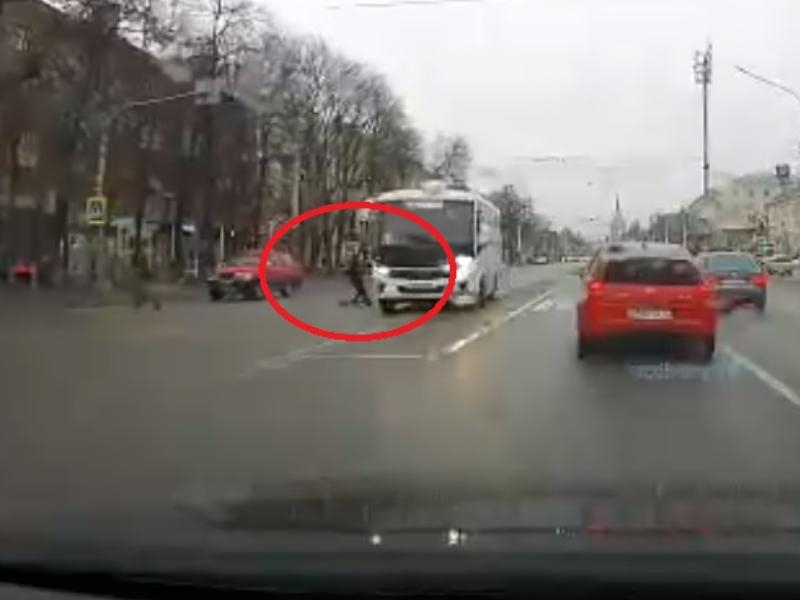 На видео сняли, как маршрутчик почти проехал по ребенку в Воронеже