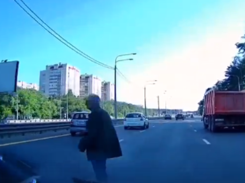 Молниеносная реакция водителя на неадекватного пешехода попала на видео в Воронеже