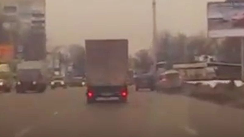 Воронежец улетел на машине в сугроб, когда его подрезало другое авто, и попал на видео
