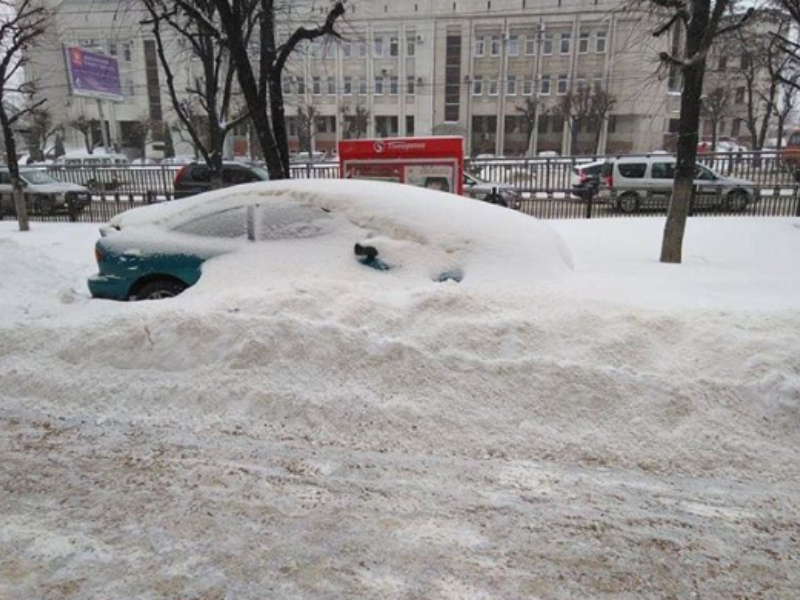 Похороненный под снегом автомобиль вызвал жалость воронежцев