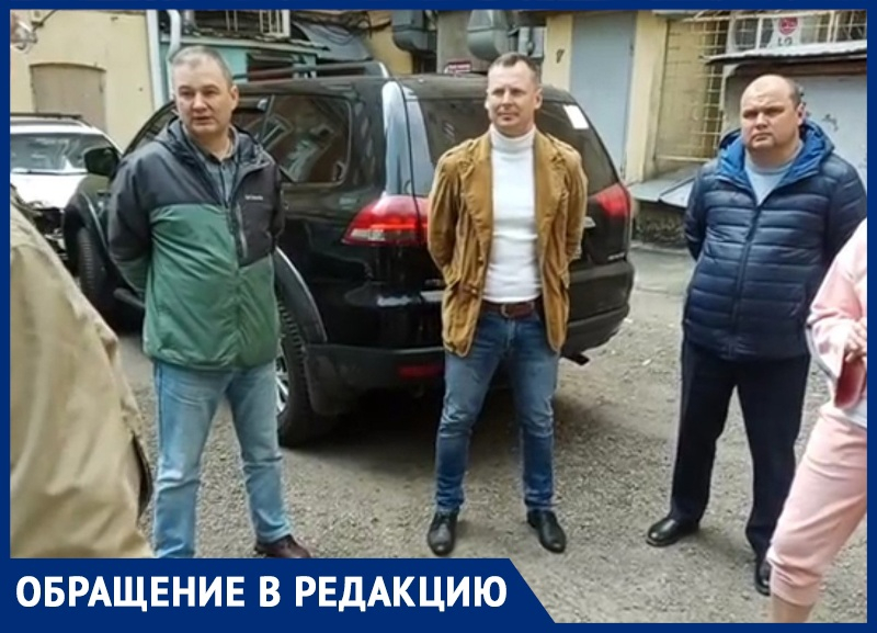 Воронежцы обвинили чиновников мэрии в захвате бесплатной парковки во дворе