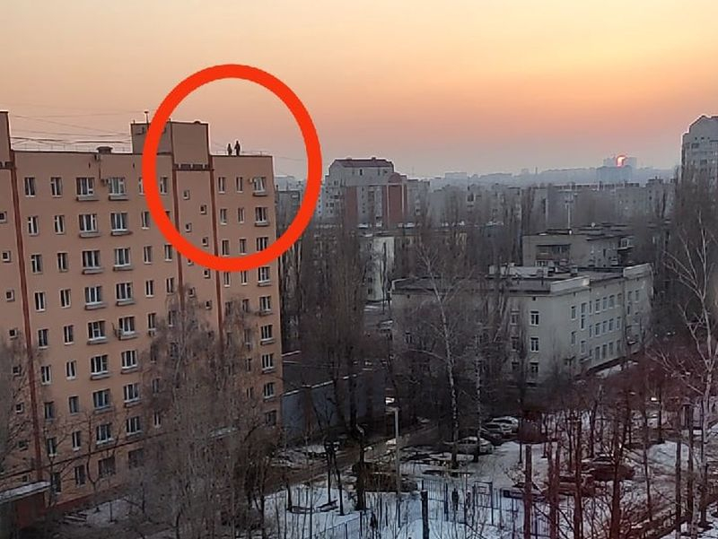 Толкаются руками: смертельно опасные забавы детей заметили на крыше девятиэтажки в Воронеже