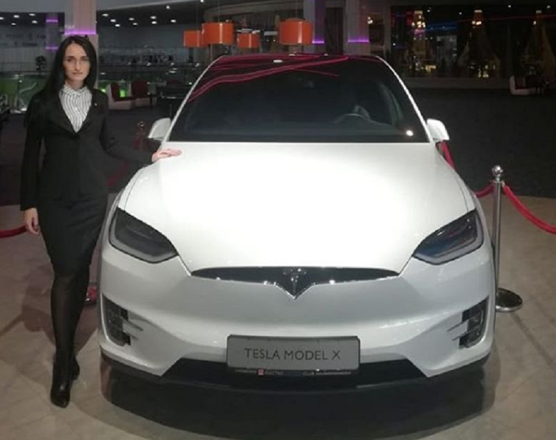 Кроссовер Tesla загнали в помещение ТЦ в Воронеже