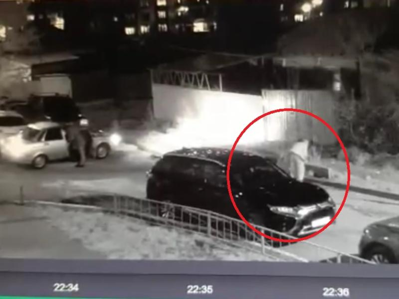 Зачистку двора от подозрительных личностей сняла камера в Воронеже