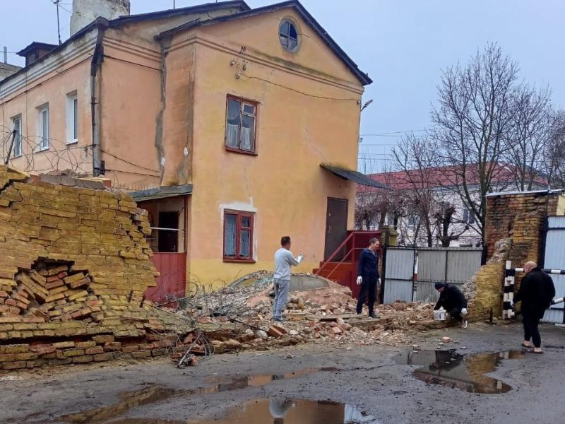 Дом, расползающийся по швам, взяли на контроль в Воронежской области