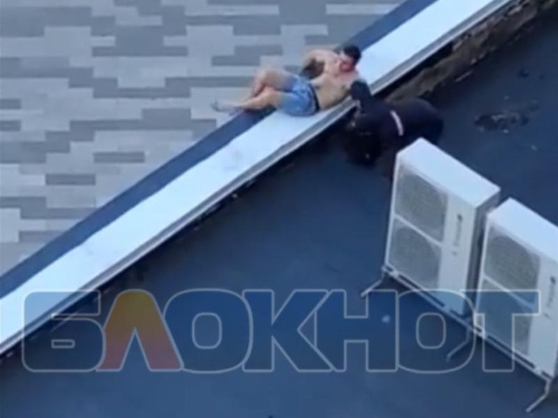 Буйного полуголого мужчину повязали полицейские на крыше Дома архитектора