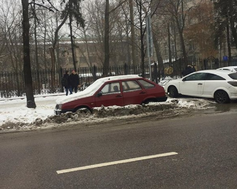 Платная парковка удерживает в финансовом плену машину в Воронеже