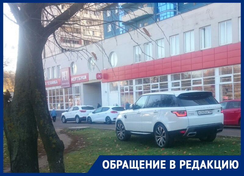 Land Rover с престижными номерами «ААА» отличился гнусным поступком в Воронеже