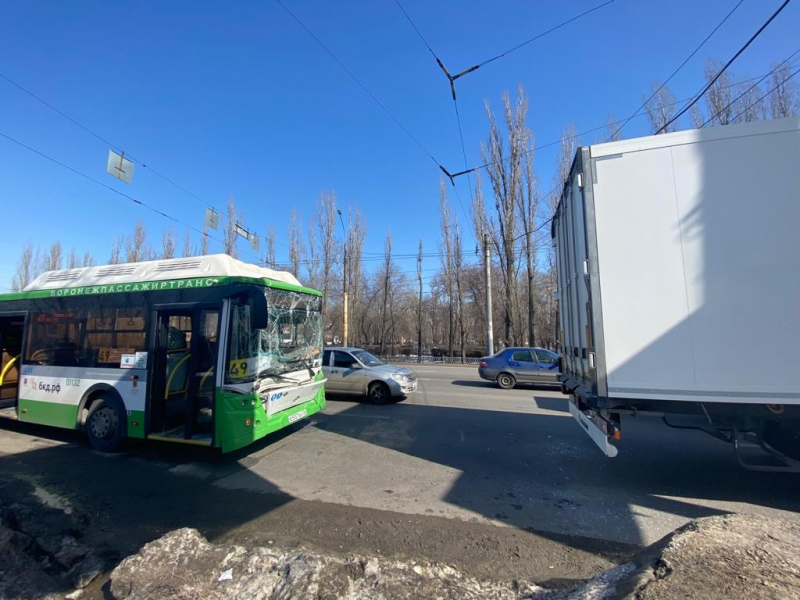 В Воронеже при столкновении автобуса с грузовиком пострадали две женщины