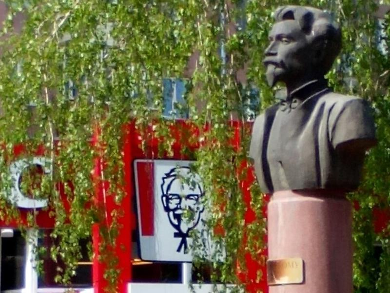 Известный памятник спутали с основателем KFC в Воронеже