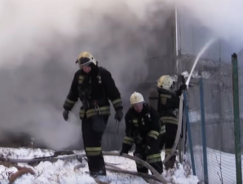 Спасатели опубликовали видео тушения склада с каучуком в Воронеже