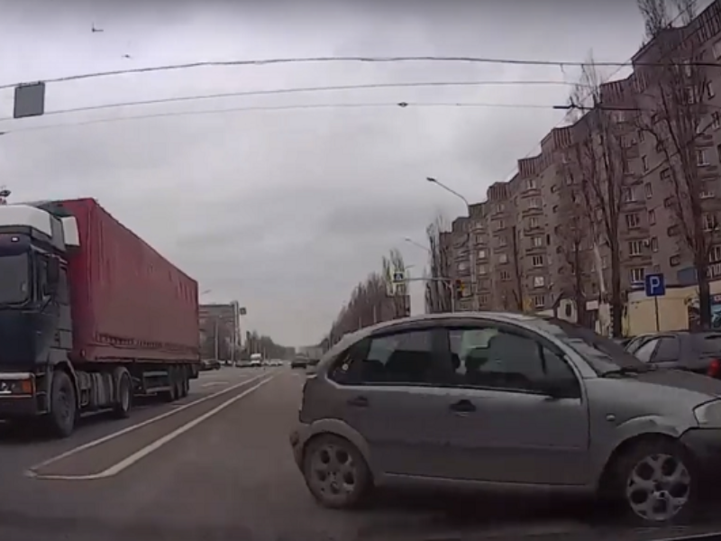 Реакция спасла автомобилистку от лобового ДТП в Воронеже