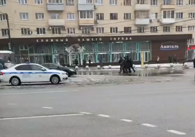 Появилось видео задержания нескольких человек на Никитинской площади Воронежа