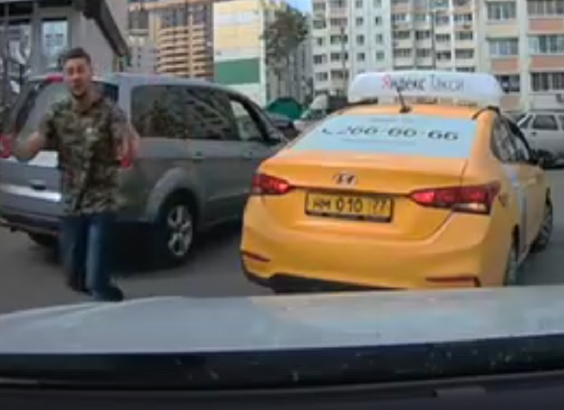 Срыв водителя «Яндекс.Такси» попал на видео в Воронеже