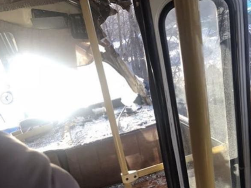 Помятый автобус с пассажирами после ДТП показали в Воронеже