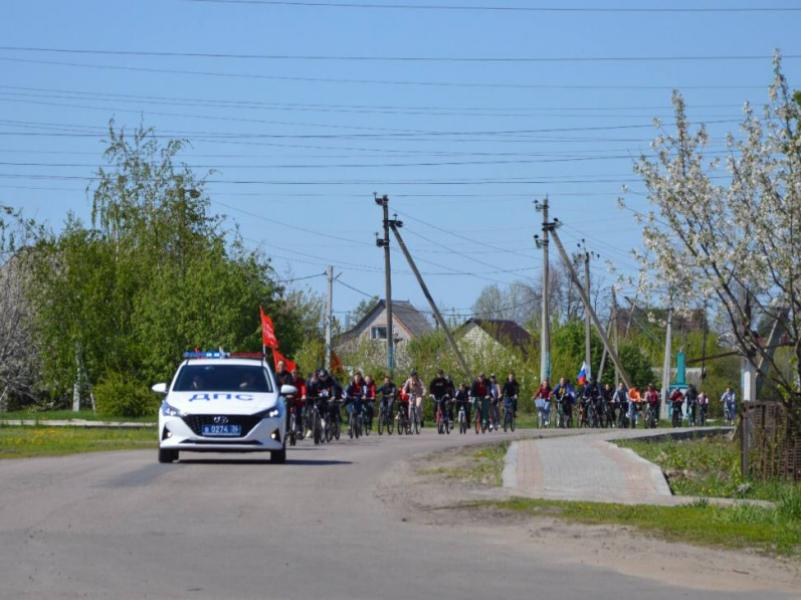 Воронежские сотрудники ДПС возглавили велопробег накануне Дня Победы