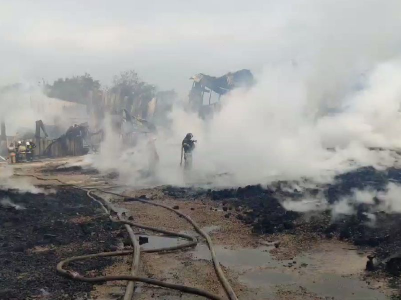 Жуткие последствия масштабного пожара на складе сняли на видео в Воронеже