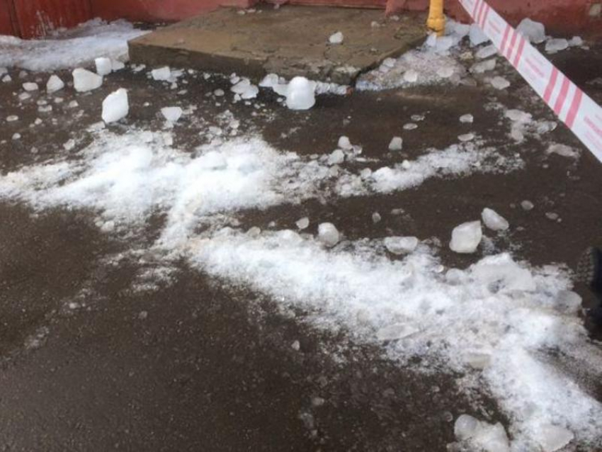 Директор УК отрицает падение глыбы льда на жителя Воронежа