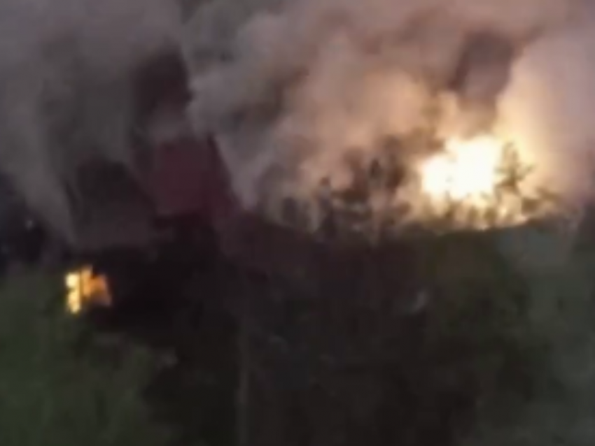 Опубликовано видео мощного пожара, разгоревшегося рано утром в Воронеже