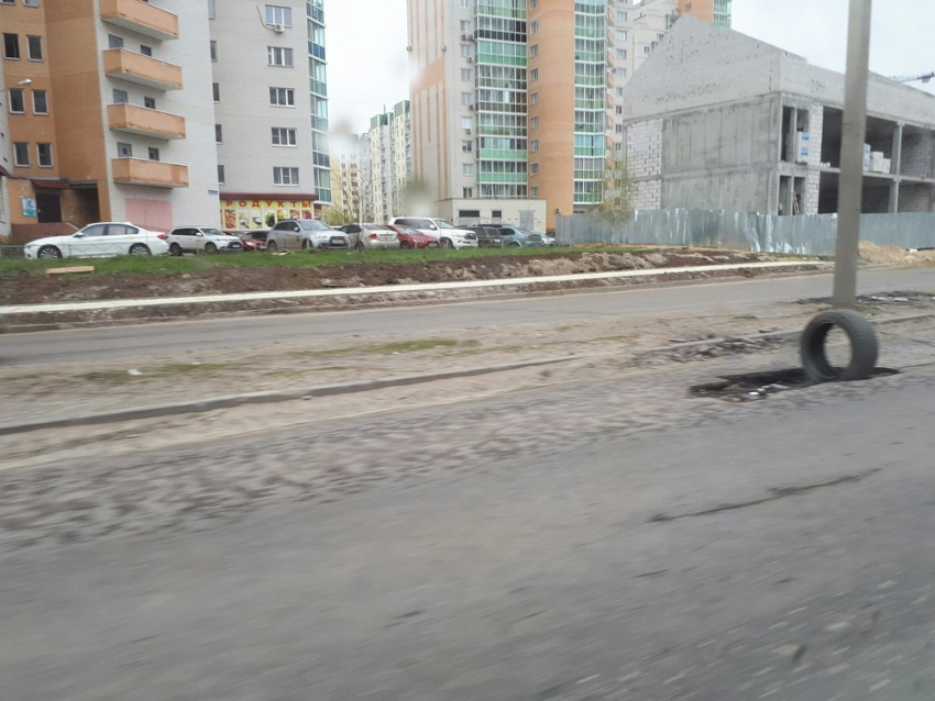 Десятки воронежских автомобилистов остались без колес из-за ямы на улице Шишкова