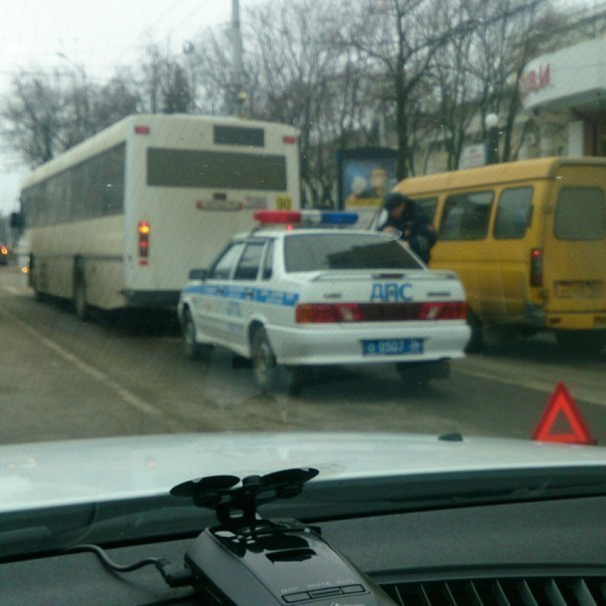Оформление ДТП воронежцы приняли за столкновение автобуса с машиной ДПС