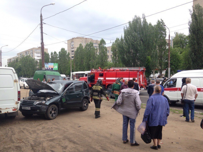 Пьяный водитель «Лады» устроил ДТП с 6 автомобилями в Воронеже и сбежал