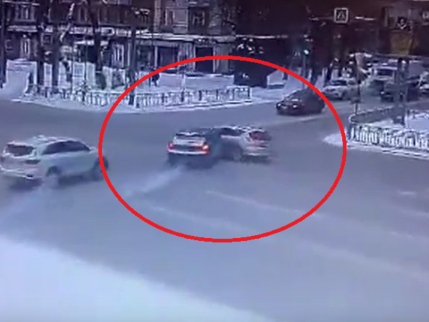 Свидетелей дерзкого ДТП на перекрестке разыскивают в Воронеже 
