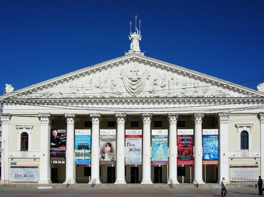 Площадку у театра оперы и балета в Воронеже начали реконструировать за 38 млн рублей