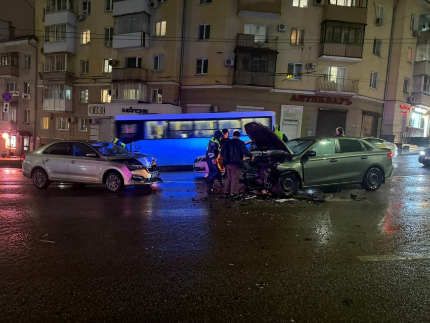 Автомобиль раскурочило в центре Воронежа