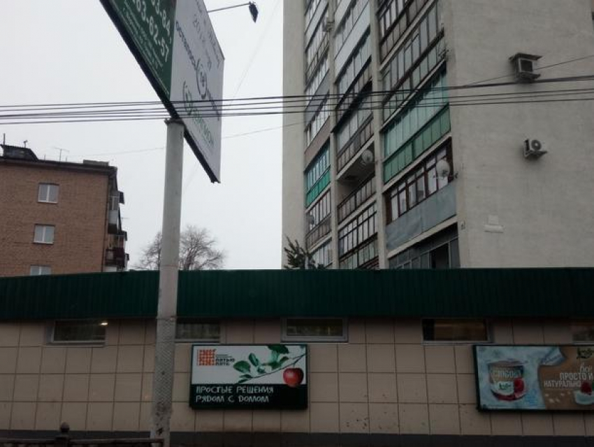 В Воронеже выбросили елку с балкона прямо на крышу магазина