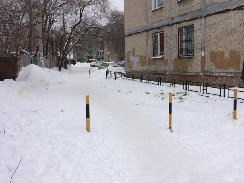 Автомобилистов лишили проезда у многоэтажки в Воронеже