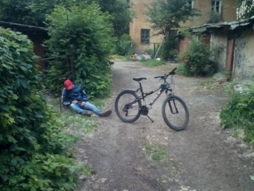 Приунывший среди воронежской действительности велосипедист попал на фото 